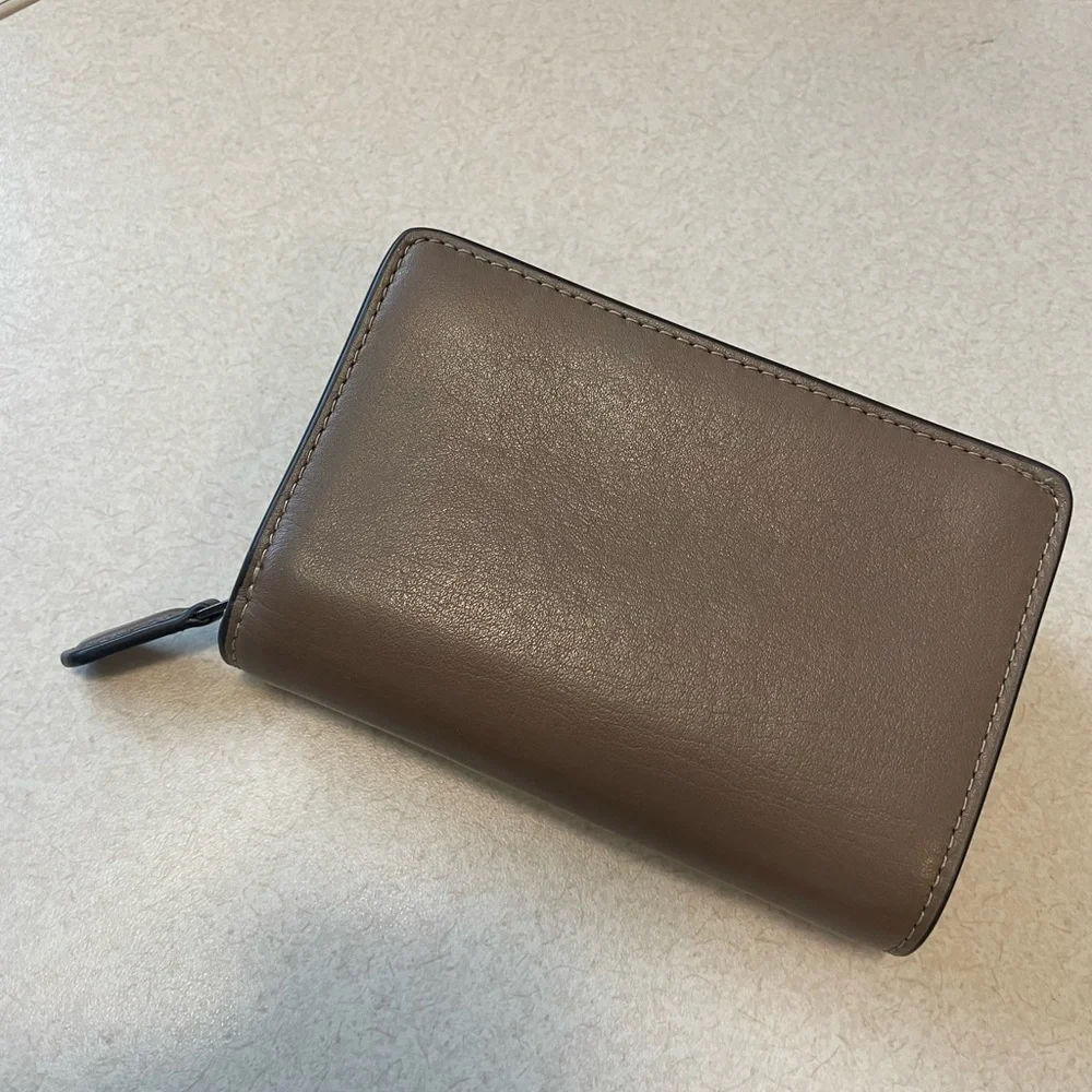 Coach 🤎🩶 medium corner zip Wallet Dark Stone leather NWOT - Picture 9 of 16